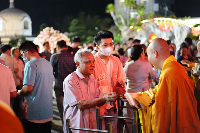 Đêm giao thừa chào đón năm Ất Tỵ 2025