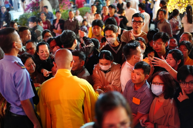 Đêm giao thừa chào đón năm Ất Tỵ 2025