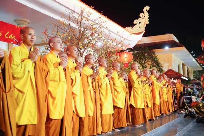 Đêm giao thừa chào đón năm Ất Tỵ 2025