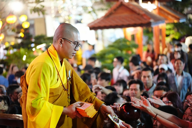 Đêm giao thừa chào đón năm Ất Tỵ 2025