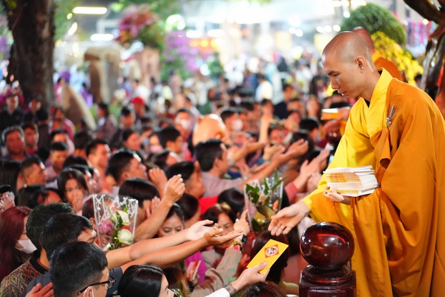 Đêm giao thừa chào đón năm Ất Tỵ 2025