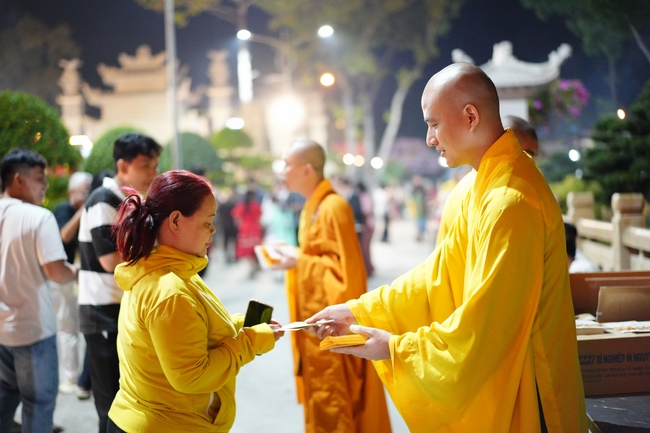 Đêm giao thừa chào đón năm Ất Tỵ 2025