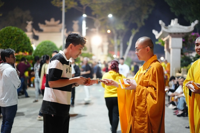 Đêm giao thừa chào đón năm Ất Tỵ 2025