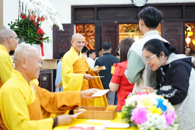 Đêm giao thừa chào đón năm Ất Tỵ 2025