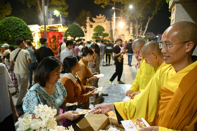 Đêm giao thừa chào đón năm Ất Tỵ 2025