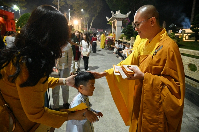 Đêm giao thừa chào đón năm Ất Tỵ 2025