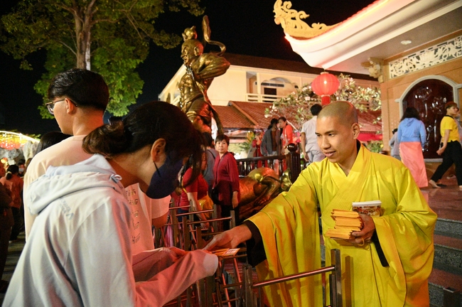 Đêm giao thừa chào đón năm Ất Tỵ 2025