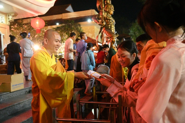 Đêm giao thừa chào đón năm Ất Tỵ 2025