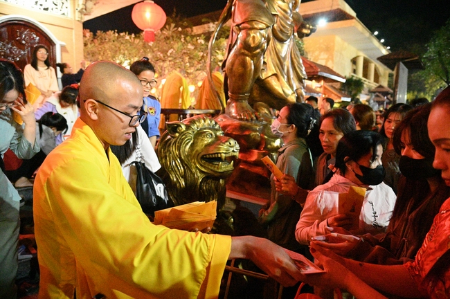 Đêm giao thừa chào đón năm Ất Tỵ 2025