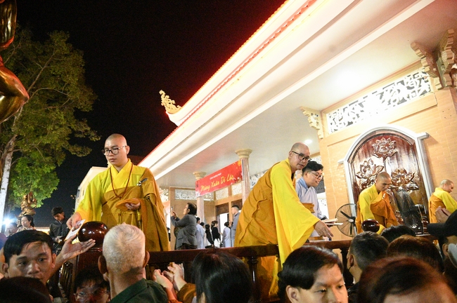 Đêm giao thừa chào đón năm Ất Tỵ 2025