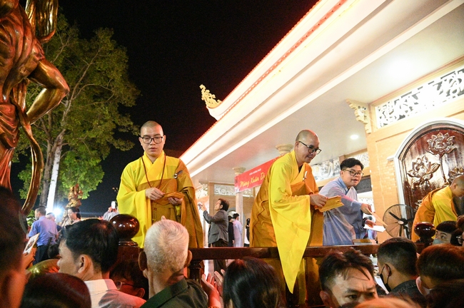 Đêm giao thừa chào đón năm Ất Tỵ 2025