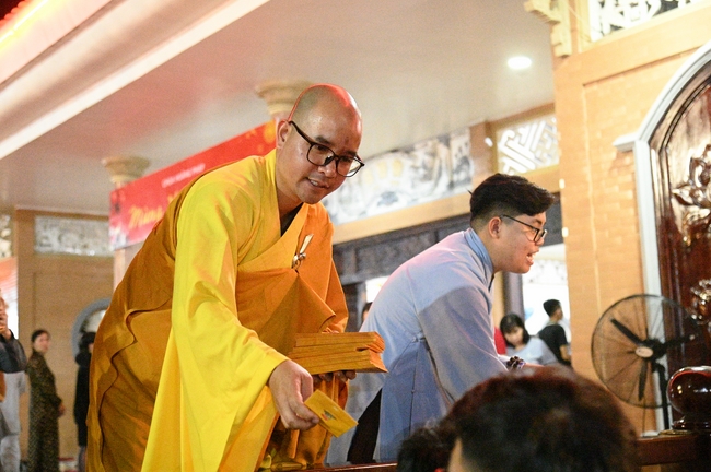 Đêm giao thừa chào đón năm Ất Tỵ 2025