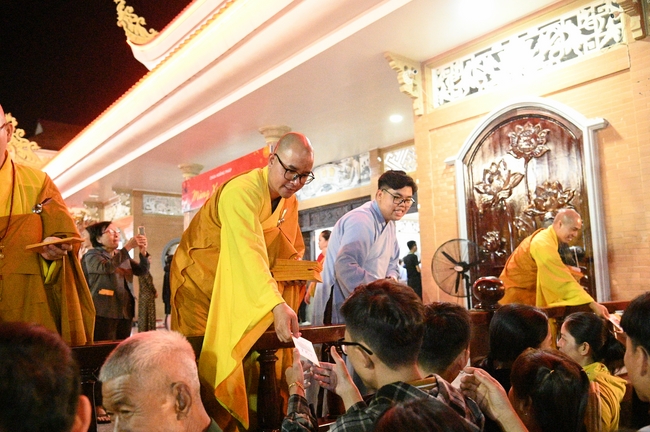 Đêm giao thừa chào đón năm Ất Tỵ 2025