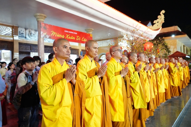 Đêm giao thừa chào đón năm Ất Tỵ 2025