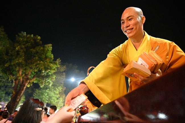 Đêm giao thừa chào đón năm Ất Tỵ 2025