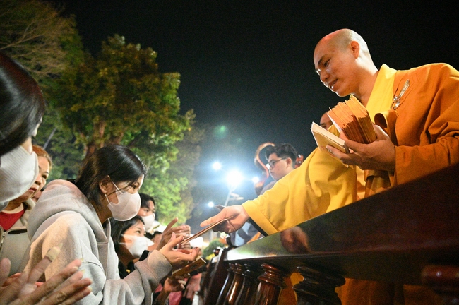 Đêm giao thừa chào đón năm Ất Tỵ 2025