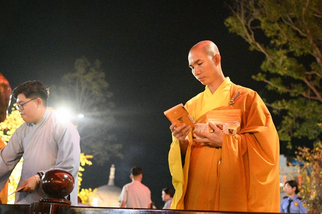 Đêm giao thừa chào đón năm Ất Tỵ 2025