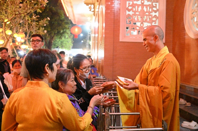 Đêm giao thừa chào đón năm Ất Tỵ 2025