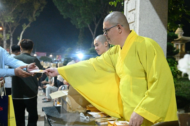 Đêm giao thừa chào đón năm Ất Tỵ 2025