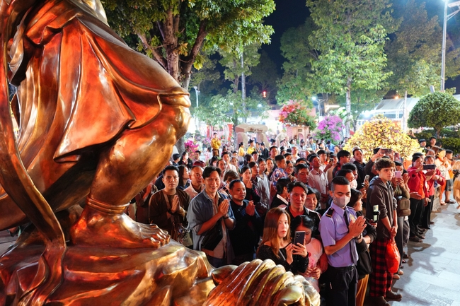 Đêm giao thừa chào đón năm Ất Tỵ 2025