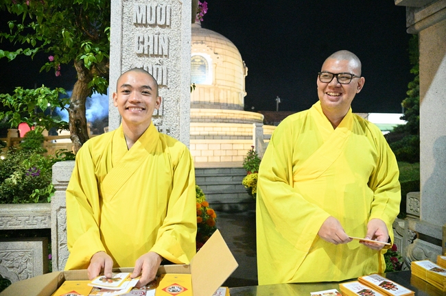 Đêm giao thừa chào đón năm Ất Tỵ 2025