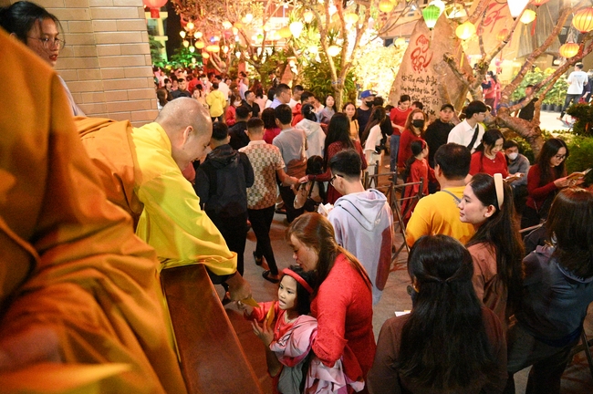 Đêm giao thừa chào đón năm Ất Tỵ 2025