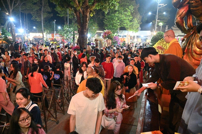 Đêm giao thừa chào đón năm Ất Tỵ 2025