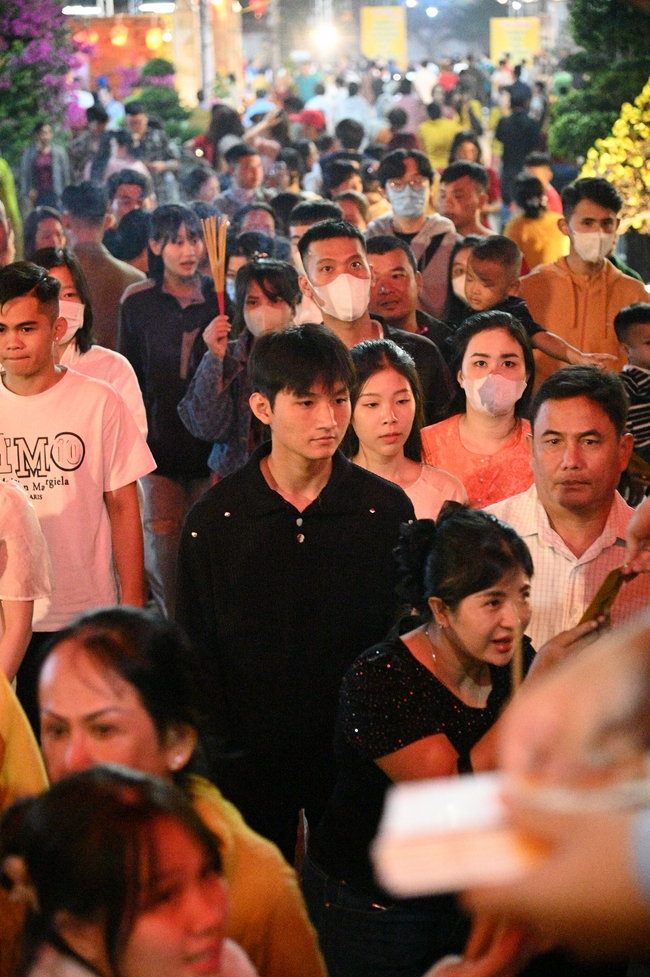 Đêm giao thừa chào đón năm Ất Tỵ 2025