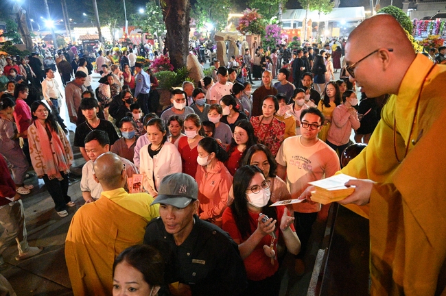 Đêm giao thừa chào đón năm Ất Tỵ 2025