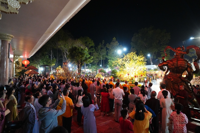 Đêm giao thừa chào đón năm Ất Tỵ 2025