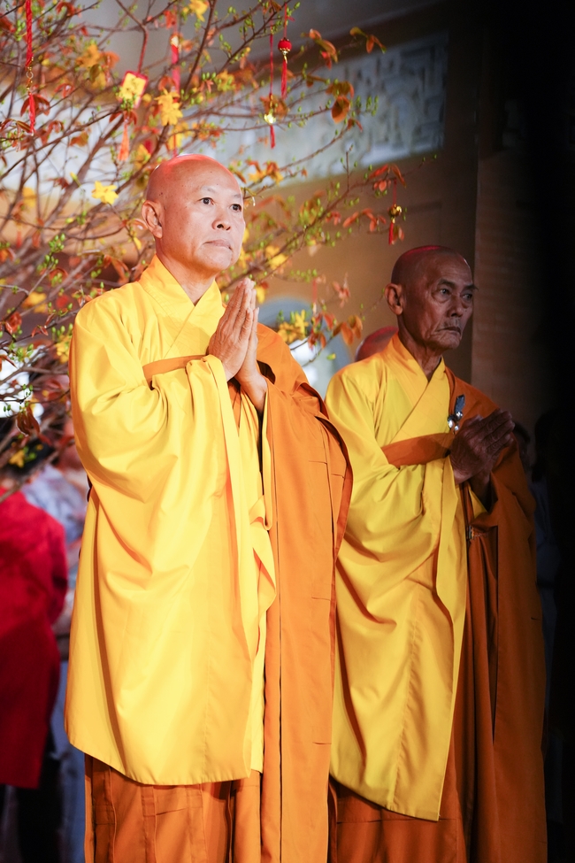 Đêm giao thừa chào đón năm Ất Tỵ 2025