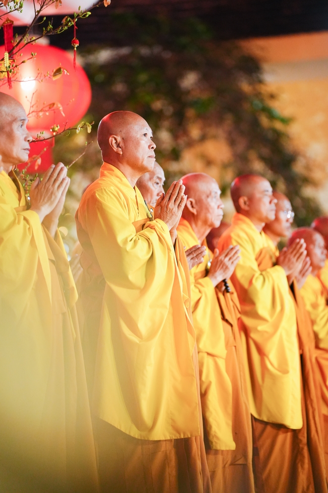 Đêm giao thừa chào đón năm Ất Tỵ 2025