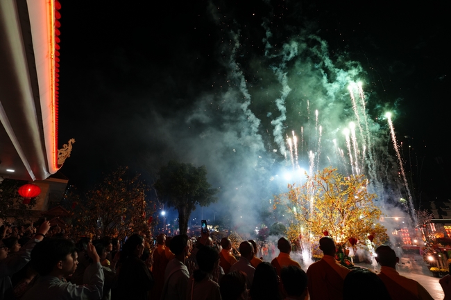 Đêm giao thừa chào đón năm Ất Tỵ 2025