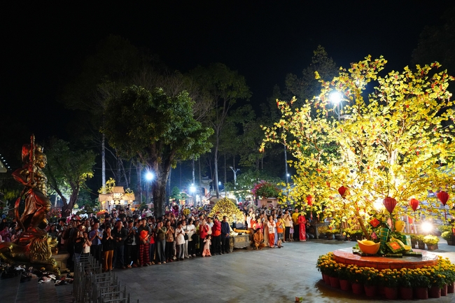 Đêm giao thừa chào đón năm Ất Tỵ 2025