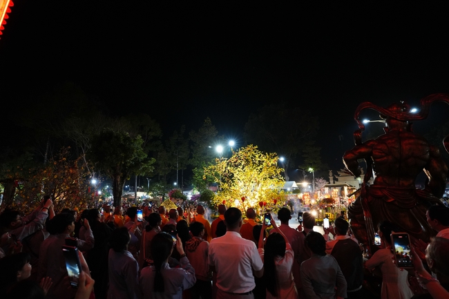 Đêm giao thừa chào đón năm Ất Tỵ 2025