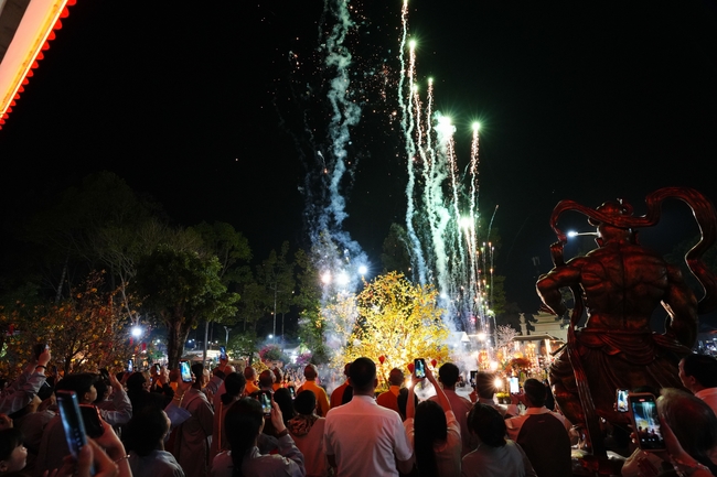 Đêm giao thừa chào đón năm Ất Tỵ 2025