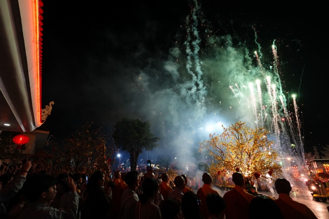 Đêm giao thừa chào đón năm Ất Tỵ 2025