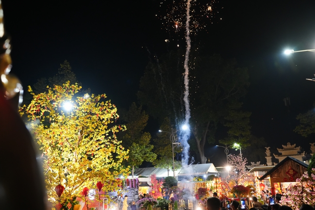 Đêm giao thừa chào đón năm Ất Tỵ 2025