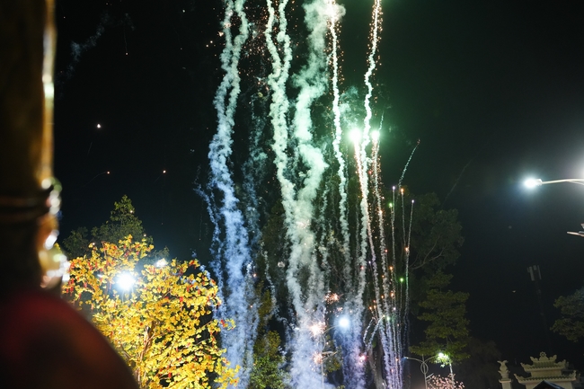 Đêm giao thừa chào đón năm Ất Tỵ 2025