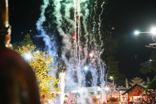 Đêm giao thừa chào đón năm Ất Tỵ 2025