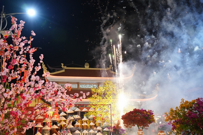 Đêm giao thừa chào đón năm Ất Tỵ 2025