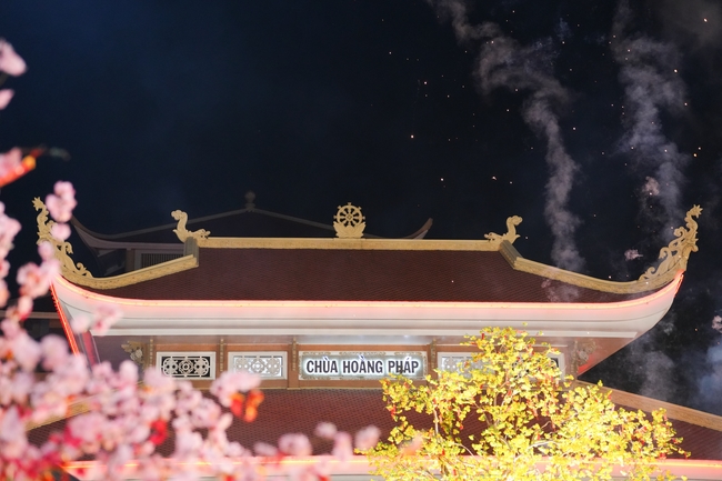 Đêm giao thừa chào đón năm Ất Tỵ 2025