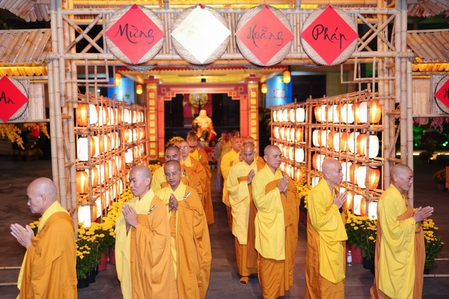 Đêm giao thừa chào đón năm Ất Tỵ 2025