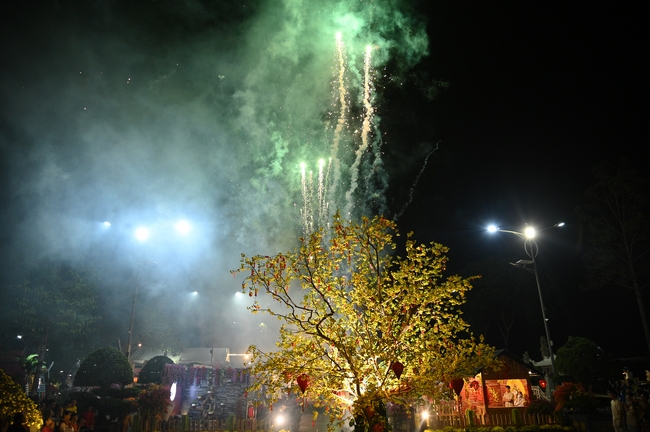 Đêm giao thừa chào đón năm Ất Tỵ 2025