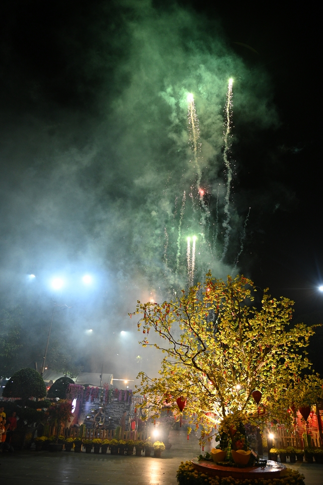 Đêm giao thừa chào đón năm Ất Tỵ 2025