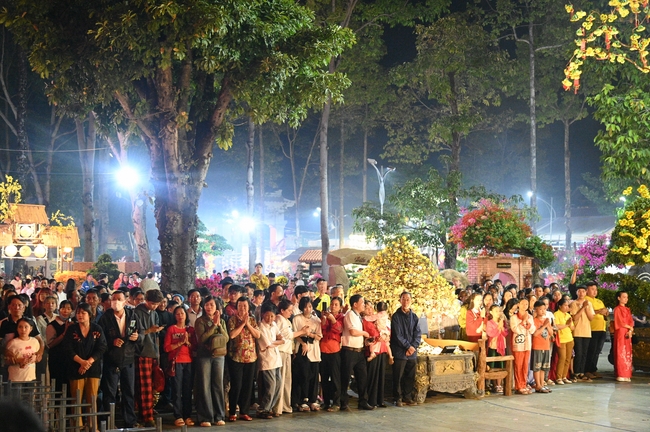 Đêm giao thừa chào đón năm Ất Tỵ 2025