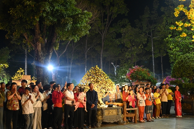 Đêm giao thừa chào đón năm Ất Tỵ 2025