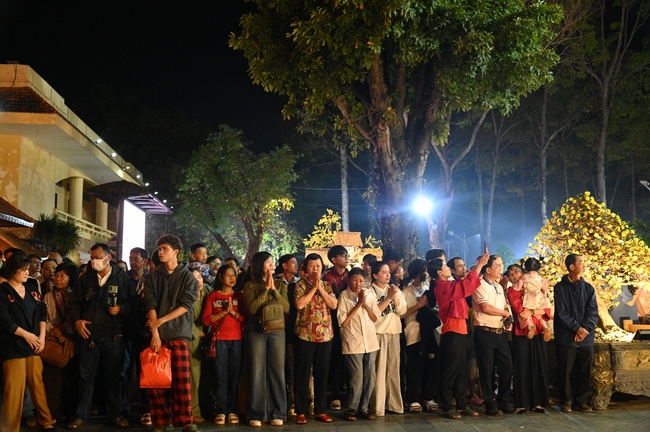 Đêm giao thừa chào đón năm Ất Tỵ 2025