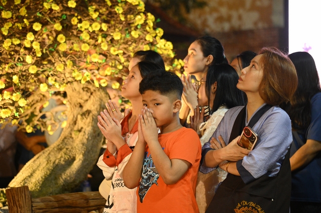 Đêm giao thừa chào đón năm Ất Tỵ 2025