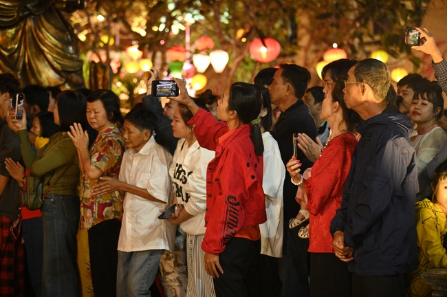 Đêm giao thừa chào đón năm Ất Tỵ 2025